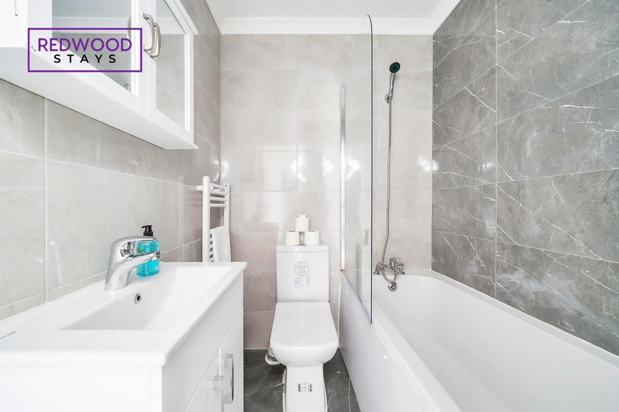 Brand New, 2 Bed 1 Bath, Modern Town Center Apartment, Free Wifi & Netflix By Redwood Stays Aldershot Ngoại thất bức ảnh